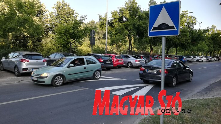 A Put közvállalat városszerte, valamint a peremvárosi településeken is útkarbantartó és útfelújítási akcióba kezdett (Dávid Csilla felvétele)