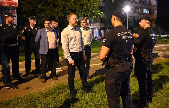 A belügyminiszter szerdán este a helyszínen győződött meg a belgrádi rendőrség munkájáról (Fotó: Beta)