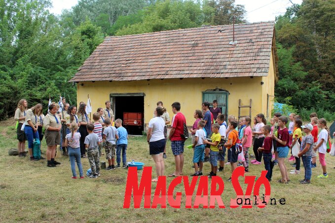 A nagy- és kiscserkészek találkozása a reggeli imádság előtt (Fotó: Benedek Miklós) A nagy- és kiscserkészek találkozása a reggeli imádság előtt (Fotó: Benedek Miklós)