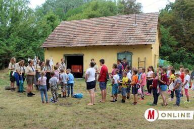 A nagy- és kiscserkészek találkozása a reggeli imádság előtt (Fotó: Benedek Miklós)