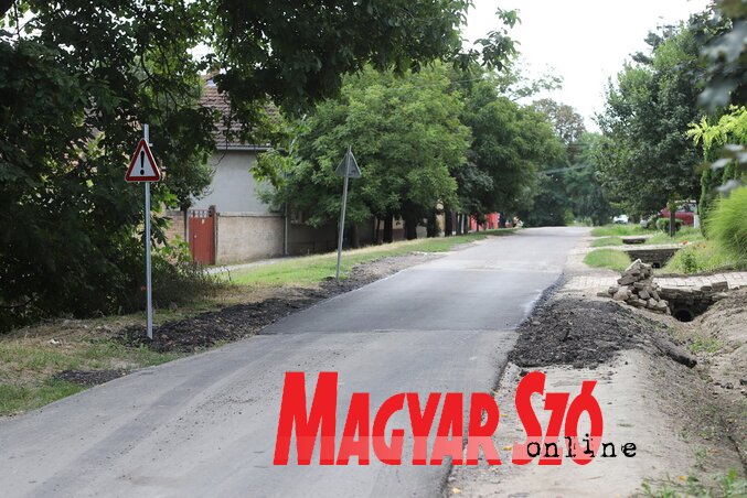 A tábla még veszélyre figyelmeztet, de a bemélyedést már feltöltötték (Lakatos János felvétele)