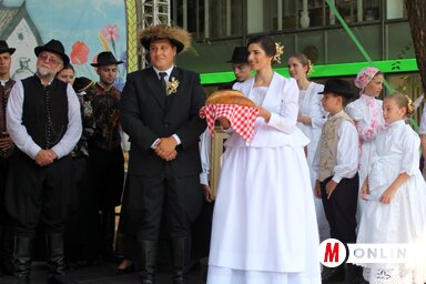 Az idei aratópár az újkenyérrel (Benedek Miklós felvétele)