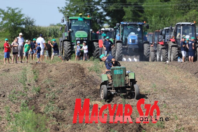 Egy saját készítésű traktor a pályán (Lakatos János felvétele) Egy saját készítésű traktor a pályán (Lakatos János felvétele)