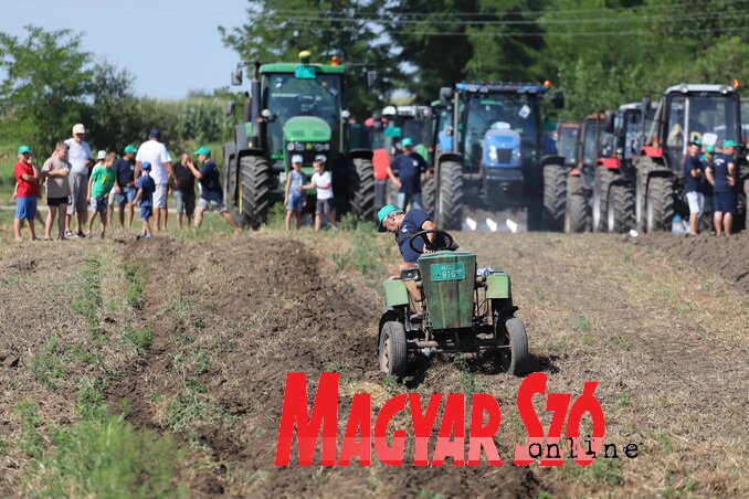 Egy saját készítésű traktor a pályán (Lakatos János felvétele)