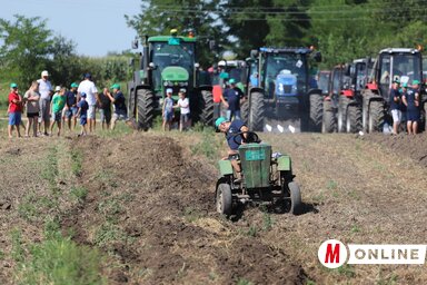 Egy saját készítésű traktor a pályán (Lakatos János felvétele)