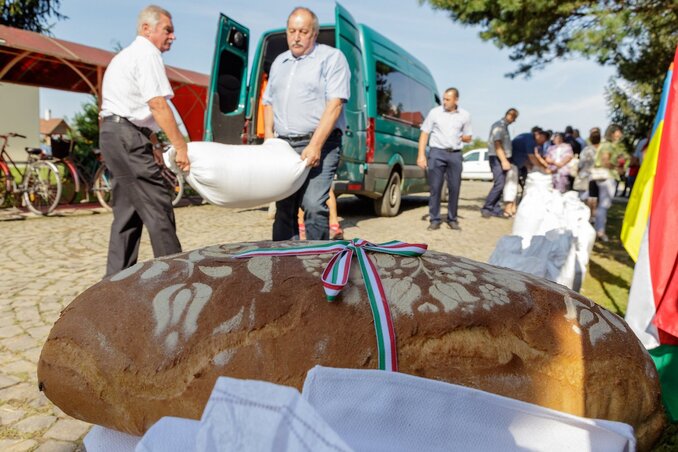 A kárpátaljai magyar gazdák rekordmennyiségű gabonát adományoztak (Fotó: MTI) A kárpátaljai magyar gazdák rekordmennyiségű gabonát adományoztak (Fotó: MTI)