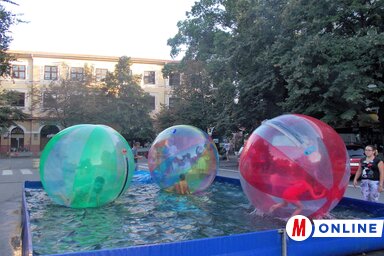 Az idei fesztivál egyik nagy újdonsága a legkisebbek körében rendkívül népszerű vizes gömbözési lehetőség volt (Horváth Zsolt felvétele)