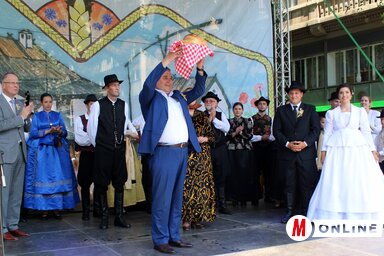 Bogdan Laban az új kenyérrel – Balról Navracsics Tibor, jobbról az aratópár (Fotó: Benedek Miklós)