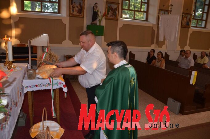 Kenyérszentelő ünnepség a gunarasi templomban (Kazinczy Paszterkó Diana felvétele) Kenyérszentelő ünnepség a gunarasi templomban (Kazinczy Paszterkó Diana felvétele)