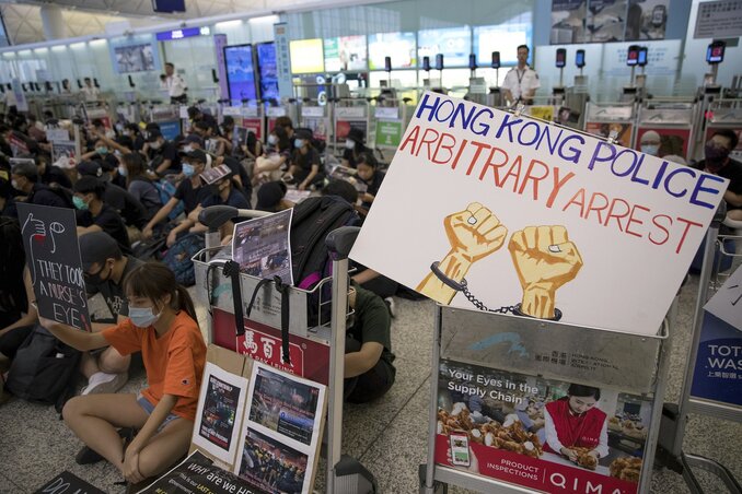 Ülősztrájk a hongkongi repülőtéren (Fotó: AP via Beta)