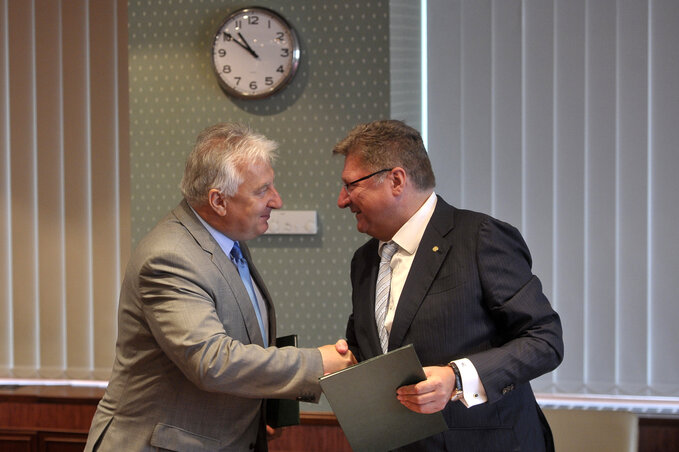 Semjén Zsolt és Parragh László kezet fog az új kamara alapító okiratának aláírása után (Fotó: MTI)