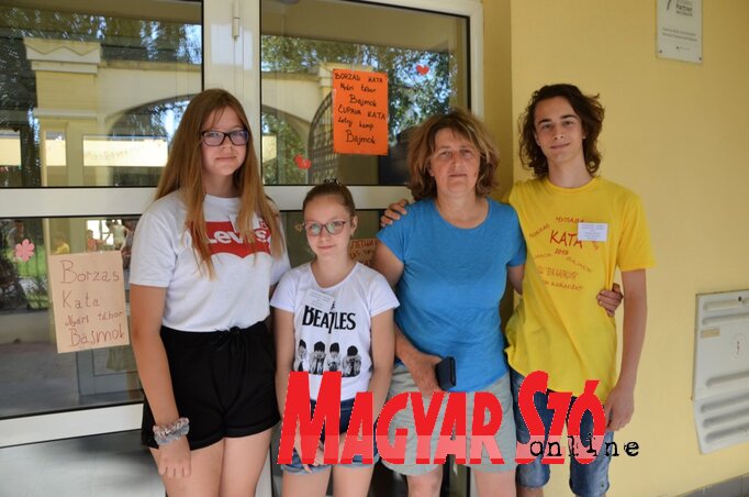 Gyetvai Beatrix, Mohácsi Sára, Beszédes Andrea és Mészáros Kornél (Fotó: Kazinczy Paszterkó Diana) Gyetvai Beatrix, Mohácsi Sára, Beszédes Andrea és Mészáros Kornél (Fotó: Kazinczy Paszterkó Diana)