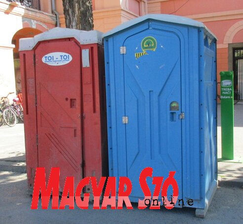 A délutáni, esti órákban nyilvános illemhely nincsen, de bár van mobil(Fekete J. József felvétele)