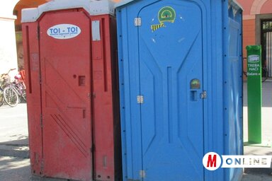 A délutáni, esti órákban nyilvános illemhely nincsen, de bár van mobil(Fekete J. József felvétele)