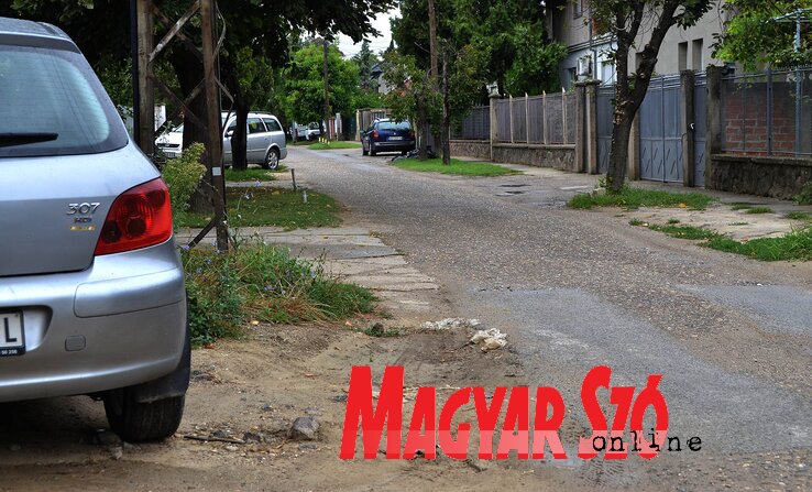 A Telep városnegyedben hamarosan munkálatok kezdődnek a Drvar utcában és környékén, kiszélesítik az úttestet, parkolókat alakítanak ki, valamint új vízvezeték-hálózatot fektetnek le (Ótos András felvétele)
