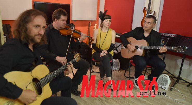 A fellépésre hangolnak (Ótos András felvétele)