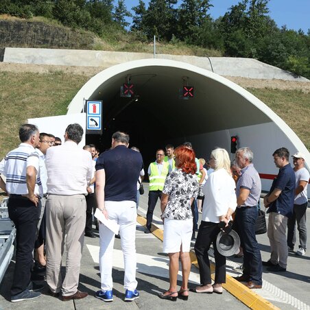 Látogatáskor Zorana Mihajlović építésügyi, közlekedési és infrastrukturális miniszter (kalappal a kezében) elégedett és büszke volt, hogy az út végre elkészült (Fotó: Beta)