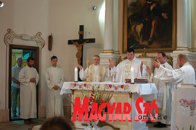 Együtt miséző atyák: Sáfrány Dávid, Erhard Róbert, Szöllősi Tibor, Nagy Attila (Fotó: Bozsoki Valéria)