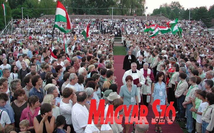 2001-ben Palicson a Szent István-napi ünnepségen 10 000-en gyűltek össze 2001-ben Palicson a Szent István-napi ünnepségen 10 000-en gyűltek össze