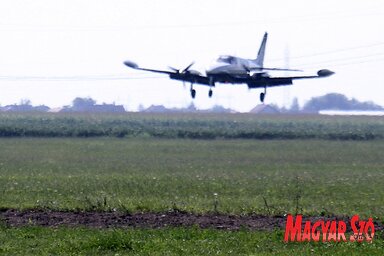 Kedden délelőtt fél tíz körül landolt az első nemzetközi utasjárat a cseneji reptéren(Ótos András felvétele)