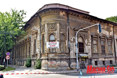 A Radić-fivérek és a Makszim Gorkij utca sarkán álló eklektikus stílusban épült épületet Jakab Dezső, a szecesszió egyik nagymestere tervei alapján alakították át –  A jövőbeli új tulajdonosnak fel van adva a lecke(Gergely Árpád felvétele)