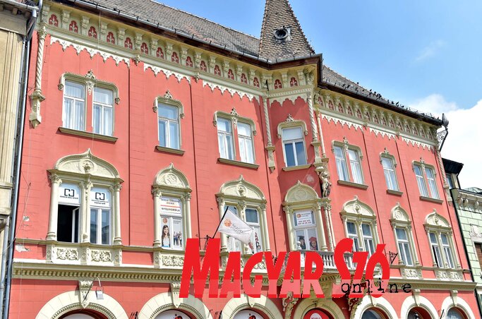 A szépen felújított Vojnity-palota francia reneszánsz stílusban kialakított homlokzata a gótikus jellegű virágdekorációival mindig is kilógott a környezetéből(Gergely Árpád felvétele) A szépen felújított Vojnity-palota francia reneszánsz stílusban kialakított homlokzata a gótikus jellegű virágdekorációival mindig is kilógott a környezetéből(Gergely Árpád felvétele)