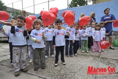 Szerbiában több mint 5000 gyermek él nevelőszülőknél. A felvételen a kraljevói SOS Gyermekfalu védencei.(Gergely Árpád felvétele)