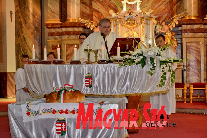 A vasárnapi ünnepség kenyérszentelővel kezdődött a Szent Őrangyalok-templomban(Puskás Károly felvétele)
