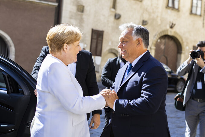 Orbán Viktor magyar kormányfő fogadja a Páneurópai Piknik 30. évfordulója alkalmából érkező Angela Merkel német kancellárt (Fotó: MTI/Miniszterelnöki Sajtóiroda/Szecsődi Balázs)