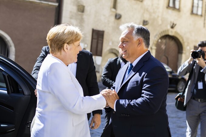 A magyar miniszterelnök fogadja a megemlékezésre érkező német kancellárt (Fotó: MTI)