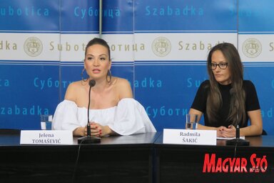 Jelena Tomašević szeptember 2-án tart koncertet a palicsi nyári színpadon a Park Palics Közvállalat szervezésében. Az énekesnőnek eredetileg augusztus 10-én kellett volna fellépnie a tóparton, de mint azt Radmila Šakić, a Palics Park turizmussal megbízott munkatársa az eseményt beharangozó sajtótájékoztatón hétfőn elmondta, a rossz időjárás miatt új időpontra tették a koncertet. – Néhány hónapja a palicsi nyári programokról tartottunk bejelentést, és most az évad közepén elmondhatom, hogy nagyon sikeresek voltak eddigi rendezvényeink. Az időjárási viszontagságok és a műszaki problémák miatt párszor meghiúsultak a terveink, ezért a rendezvények időpontján változtatnunk kellett. Igyekeztünk minél inkább a közönség kedvében járni, és jó megoldást találni – nyilatkozta Radmila Šakić. – Korábban többször is felléptem Szabadka valamilyen rendezvényén, de Palicson még sosem tartottam szólókoncertet. A Park Palics Közvállalattal nagyon jó az együttműködésem, sajnálom, hogy időpont-változtatásra került sor, ugyanakkor hálás vagyok a közönség megértéséért. Már alig várom, hogy együtt énekeljünk Palicson – mondta az énekesnő. Jelena Tomašević fellépése este fél kilenckor kezdődik a nyári színpadon, a belépő ára 1000 dinár. Jegyeket elővételben a www.ticket.rs weboldalon, vagy a városközpontban található Laguna könyvesboltban lehet vásárolni. (Fotó: Lackó Varjú Sára)