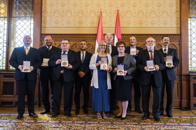 A díjazottak csoportképe Semjén Zsolt miniszterelnök-helyettessel és Potápi Árpád János államtitkárral. Dr. Toldi Éva jobbról a második, mögötte jobbról Bodzsoni István (Fotó: MTI)