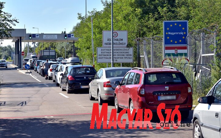 Hétfőn már nem kellett fél napot várni a határátkelőhelyen (Gergely Árpád felvétele)