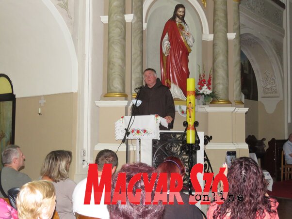 Böjte Csaba előadása az adai katolikus templomban (Csincsik Zsolt felvétele)