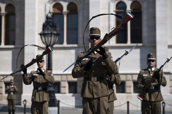 A honvédség díszzászlóaljának bemutatója a zászlófelvonáskor (Fotó: MTI)