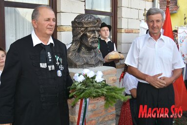 Vér János és Szemerédi Ernő a felavatott Szent István-szobor előtt (Gergely József felvétele)