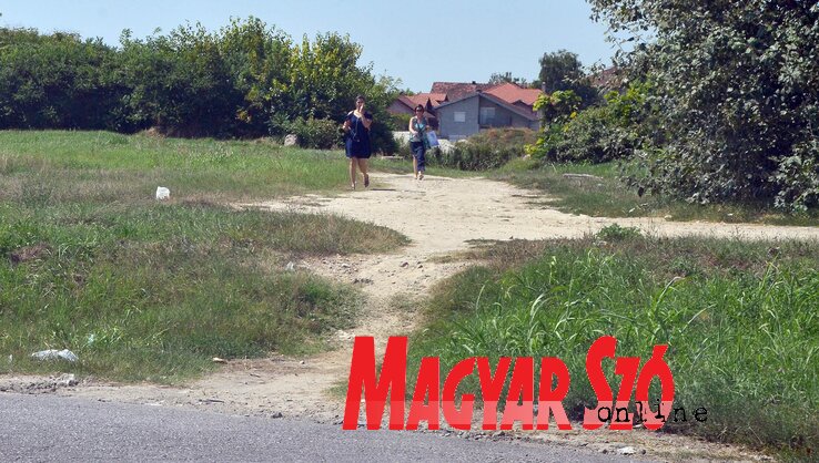 A Jovan Dučić sugárút meghosszabbításával végre újabb útszakaszon lehet majd közlekedni Veternik felé. A képen látható rendezetlen részen építik ki a sugárút folytatását (Ótos András felvétele)