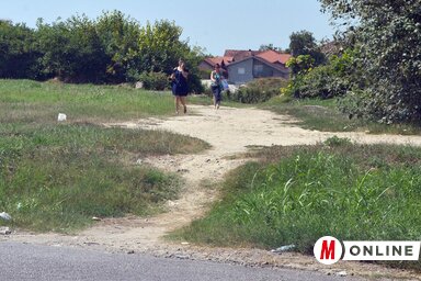 A Jovan Dučić sugárút meghosszabbításával végre újabb útszakaszon lehet majd közlekedni Veternik felé. A képen látható rendezetlen részen építik ki a sugárút folytatását (Ótos András felvétele)