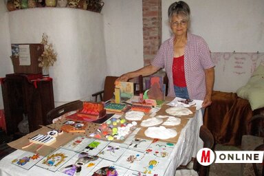 Bata Rozália táborvezető és az elkészült alkotások egy része (Sihelnik Ágnes felvétele)