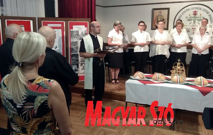 Az új kenyér megáldása (Kecskés István felvétele) Az új kenyér megáldása (Kecskés István felvétele)