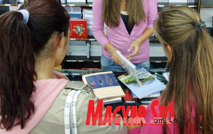 Meglesznek-e a tankönyvek a tanév kezdetéig? (Dávid Csilla felvétele)