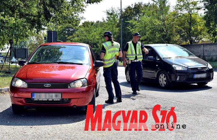 Az akció keretében a gyorshajtás veszélyeire hívják fel a járművezetők figyelmét (Fotó: Gergely Árpád) Az akció keretében a gyorshajtás veszélyeire hívják fel a járművezetők figyelmét (Fotó: Gergely Árpád)