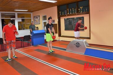 A bábusportokhoz tartozó, 8 éves kortól ajánlott, nemtől függetlenül játszható tekét az elsősorban az USA-ban népszerű bowlingtól egyebek mellett az különbözteti meg, hogy egyiket 10, a másikat 9 bábuval játsszák. A győzelemhez vezető út viszont mindenhol ugyanaz, minél kevesebb próbálkozással minél több bábut kell ledönteni (Kazinczy Paszterkó Diana felvétele)