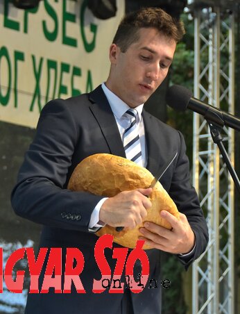 A templomban megszentelték, majd Újhelyi Nándor megszegte és szétosztotta az új kenyeret (Gergely József felvétele)