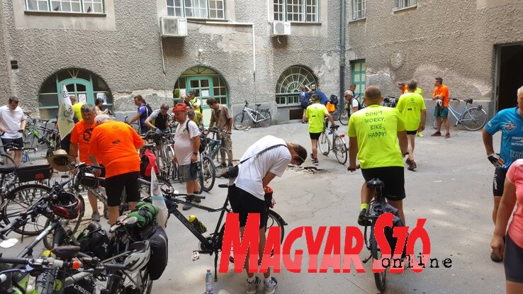 Több mint kétszáz kerékpáros gördült be a Városháza udvarába (Fotó: Pesevszki Evelyn)