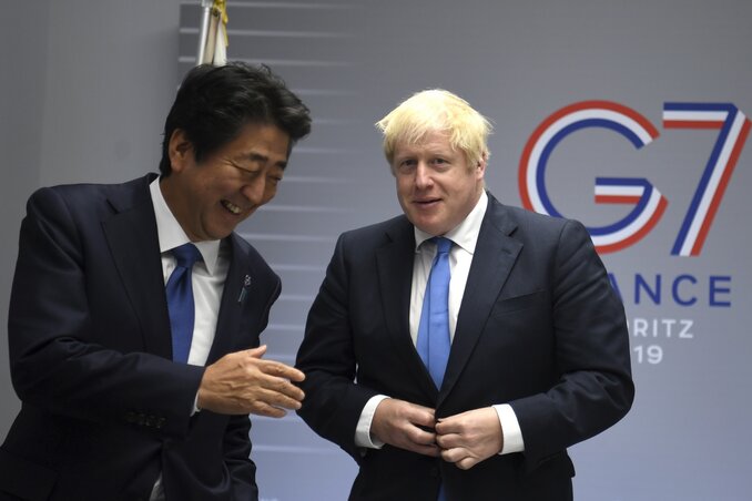 A kétoldalú találkozók sorában Abe Sindzó japán- és Boris Johnson brit kormányfő is külön tárgyalt (Fotó: AP via Beta) A kétoldalú találkozók sorában Abe Sindzó japán- és Boris Johnson brit kormányfő is külön tárgyalt (Fotó: AP via Beta)