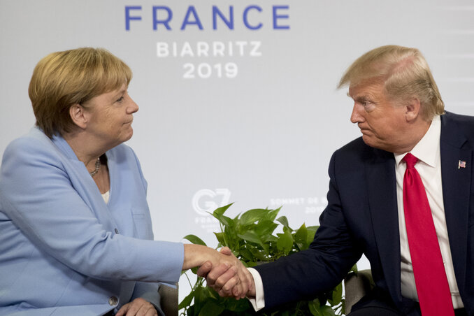 Protokolárisan illedelmes, de elég savanyú: Merkel és Trump (Fotó: AP via Beta)