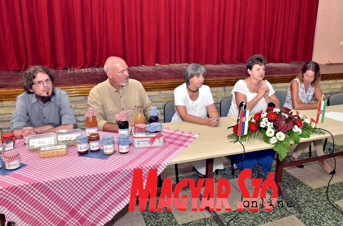 Güth Máté, Letenyei László, Rudics Irma, Ábrahám Csilla és Gruncsity Gabriella (Fotó: Gergely Árpád) Güth Máté, Letenyei László, Rudics Irma, Ábrahám Csilla és Gruncsity Gabriella (Fotó: Gergely Árpád)