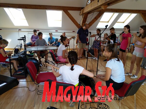 A nagyobb gyerekek élvezik a pop- és a rockzenélést (Fotó: Fehér Rózsa)