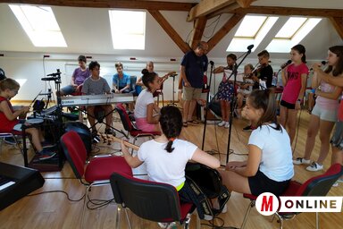 A nagyobb gyerekek élvezik a pop- és a rockzenélést (Fotó: Fehér Rózsa)